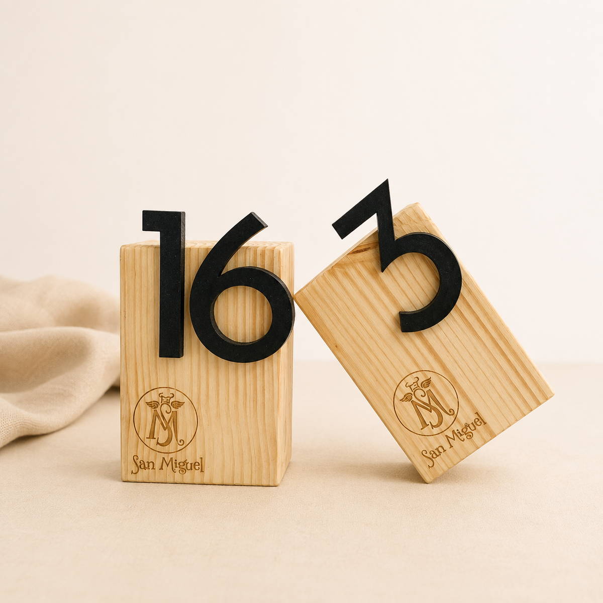 Números mesa madera